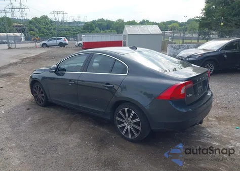 2015 Volvo S60 T5 Premier z USA, uszkodzony, nr VIN YV126MFB9F1299878